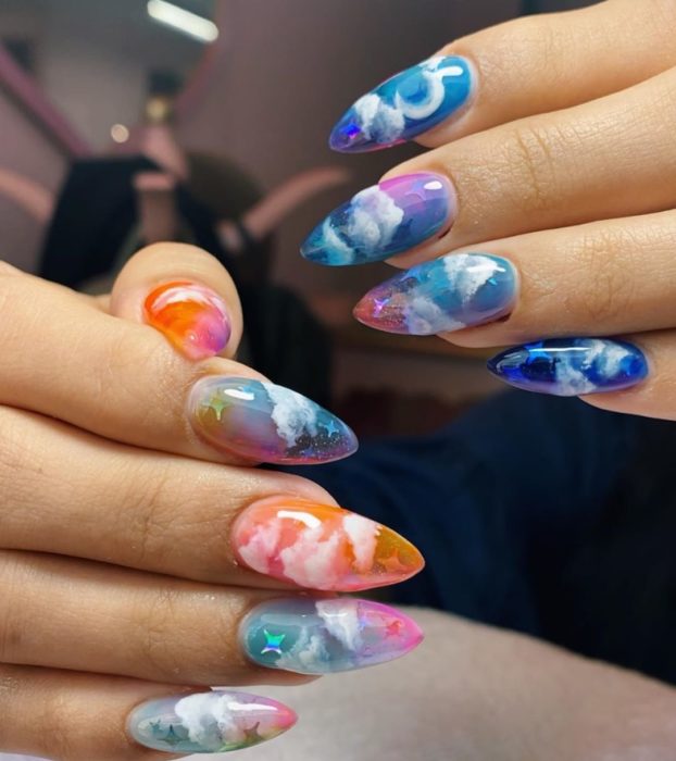 Uñas de almendra con nubes y color arcoiris