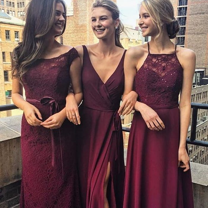 damas de honor con vestidos en color vino