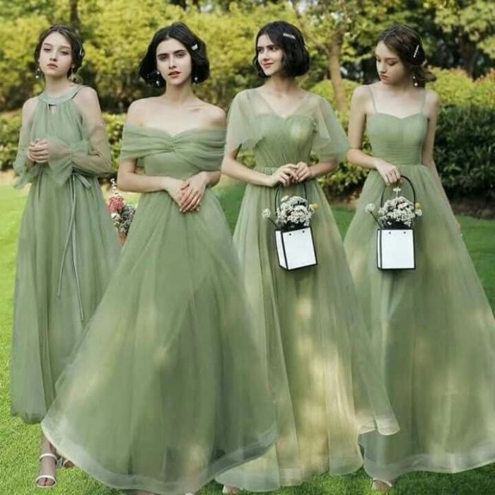 damas de honor con vestidos en color verde pastel cargando bolsas con flores 