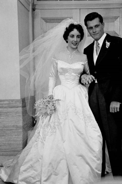 Elizabeth Taylor usando un vestido de novia para su boda en 1950