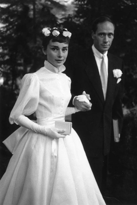 audrey hepburn en su boda con vestido de novia en los años 50's