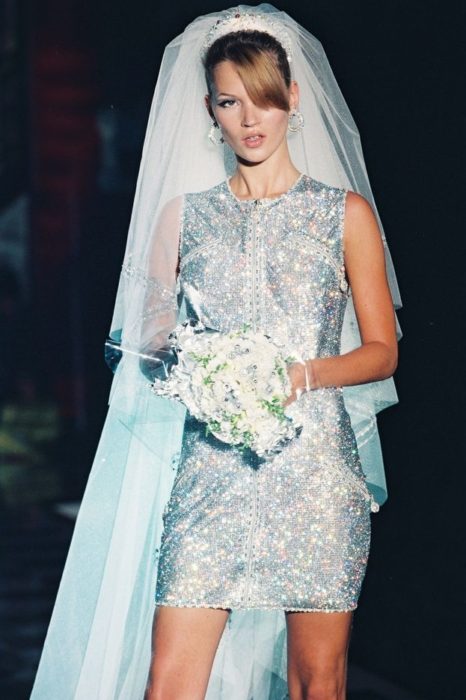 modelo kate moss con vestido del diseñador versace en 1995