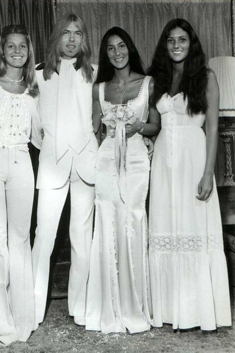 cantante cher con vestido de novia el dia de su boda en 1975