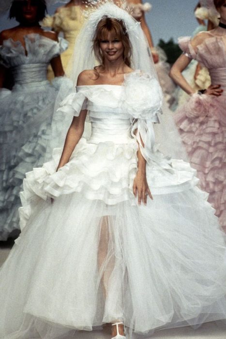 claudia schiffer en la pasarela de chanel en 1995 con un vestido de novia