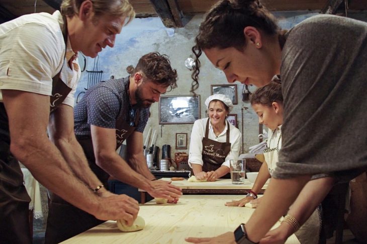 actor zac efron en su nueva serie de netflix down to earth