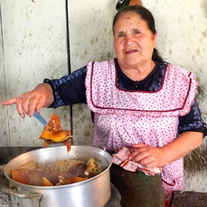 Doña Ángela preparando calabaza dulce