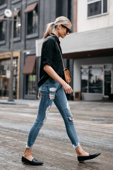 Outfit de chica usando jeans, camisa negra y mocasines negros