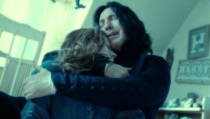 Escena de película de Harry Potter en la que aparece el profesor Snape y abrazando a Lily a quien Voldemort asesinó