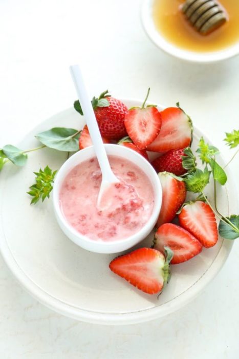 Fresas trituradas para preparar mascarilla hidratante