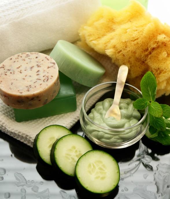 Mascarilla de pepino para hidrtar la piel, junto barras de jabones de pepino