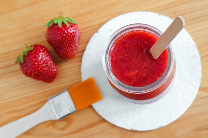 Puré de fresas para preparar mascarilla hidratante