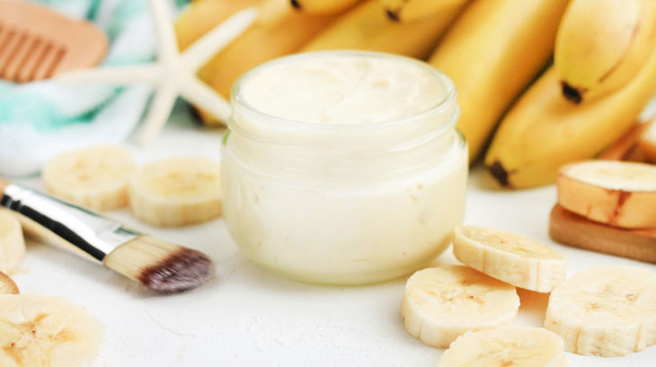 Frasco con yogur natural y plátano macho