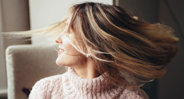 Chica moviendo su cabello de un lado a otro