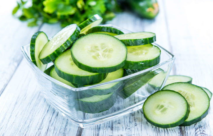 Rodajas de pepino fresco para un tónico facial