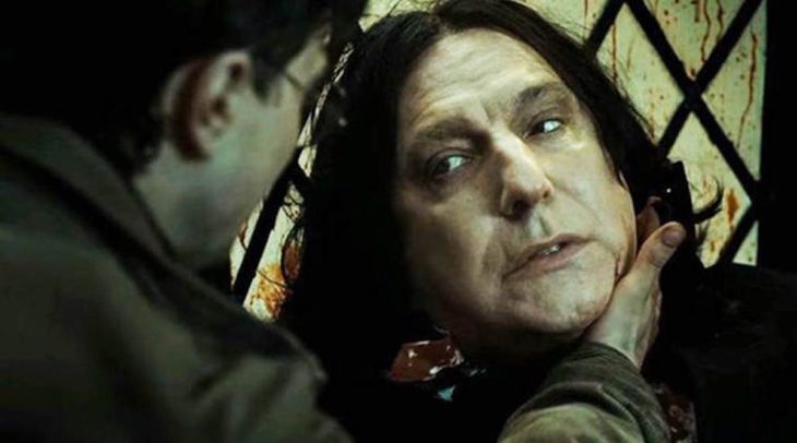 Escena de película de Harry Potter en la que aparece el profesor Snape y Harry justo antes de su muerte