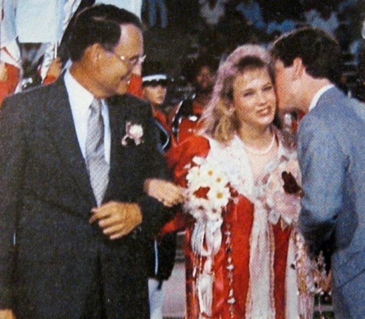 Renée Zellweger siendo coronada como reina escolar