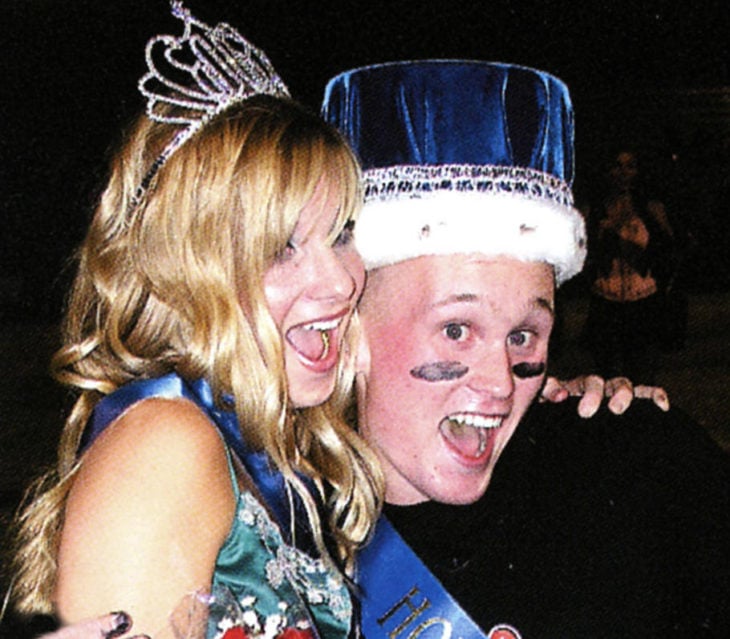 Heather Morris durante su graduación siendo coronada como reina del baile