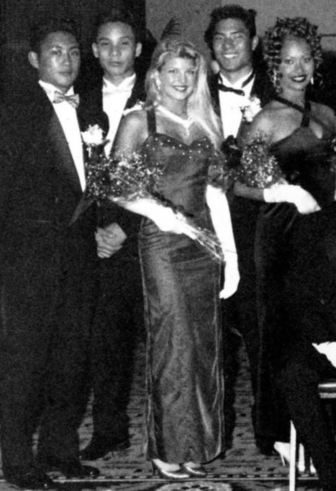 Fergie durante su graduación siendo coronada como reina del baile