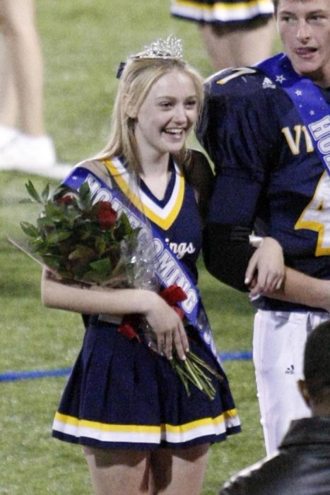 Dakota Faning coronada como reina de graduación en su escuela