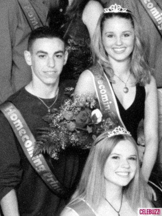 Diana Agronn durante su graduación siendo coronada como reina del baile