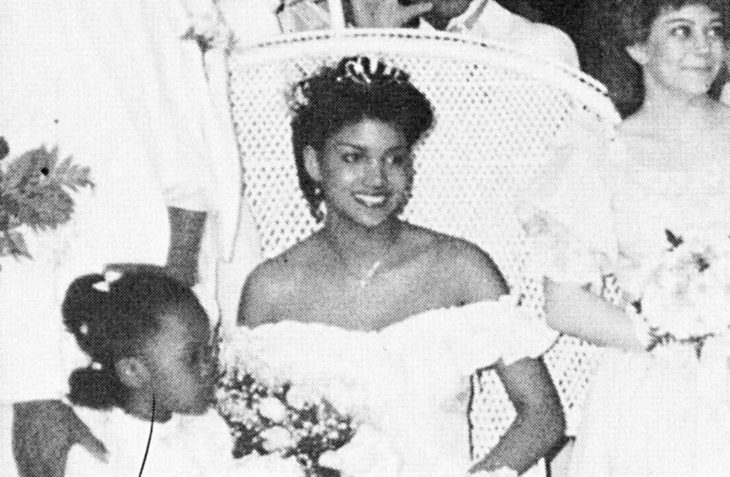 Halle Berry durante su graduación siendo coronada como reina del baile