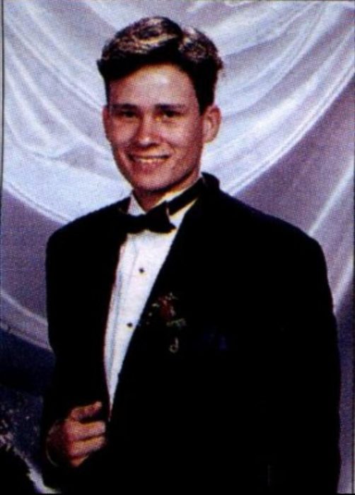 Tom DeLonge durante su gradación escolar como rey 