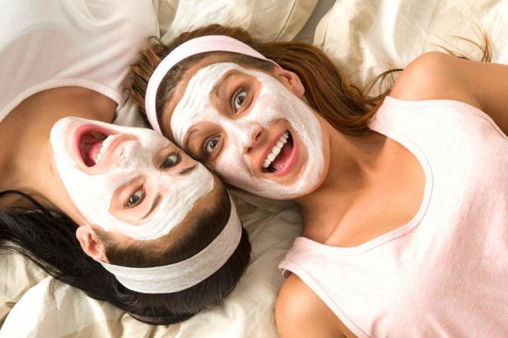 Chicas llevando mascarillas a base de grenetina en color blanco