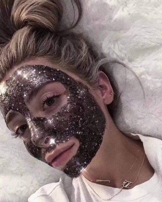 Chica llevando una mascarilla en tono negro elaborada con grenetina