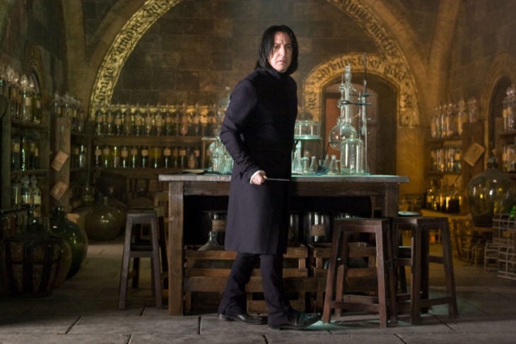 Escena de película de Harry Potter en la que aparece el profesor Snape en su despacho
