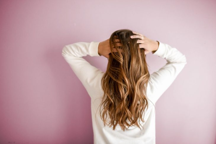 Mujer tocando su cabello