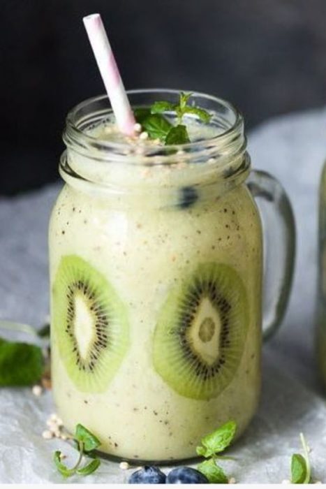 Batido de kiwi, leche de almendras y lino