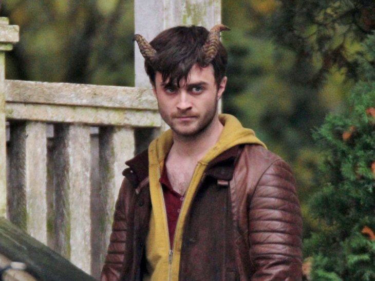 Daniel Radcliffe en la película Horns llevando chamarra de color vino