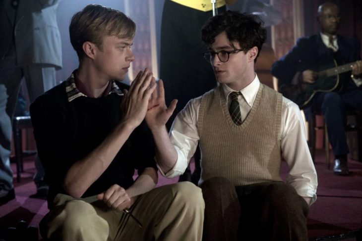Daniel Radcliffe en la película Kill Your Darlings, vistiendo ropa de los años 60 