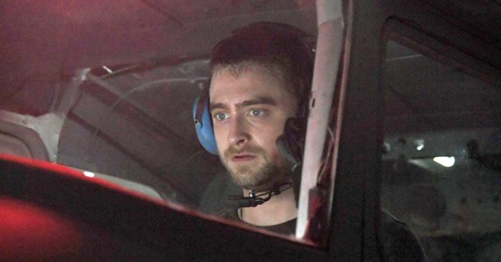 Daniel Radcliffe en la película dentro de un helicóptero 