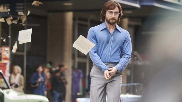 Daniel Radcliffe en la película Escape de Petroria caminando discretamente entre la calle ambientada en los años 70