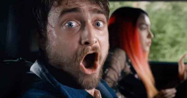Daniel Radcliffe en la película Guns Akimbo gritando dentro de un coche