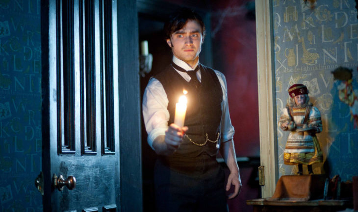 Daniel Radcliffe en la película La dama de negro sosteniendo una vela