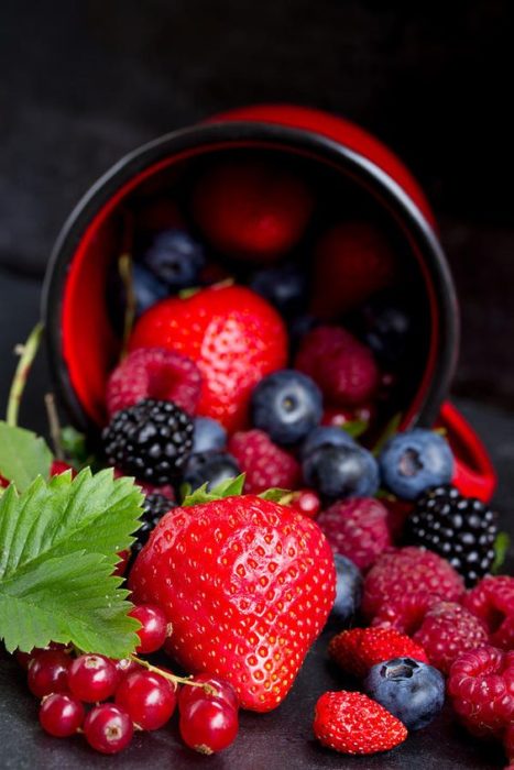 Cesta con frutos rojos