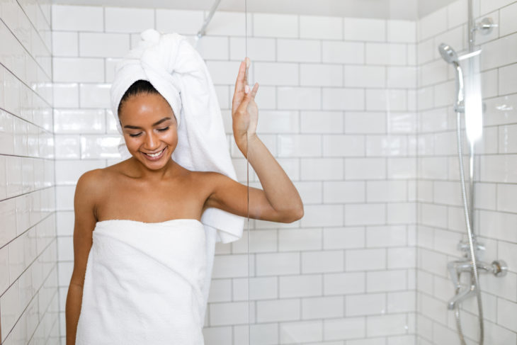 Chica saliendo de la ducha