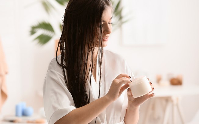 Chica lavando su cabello con bicarbonato de sodio