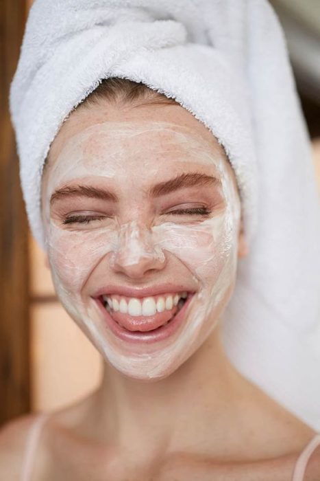 Chica con mascarilla de bicarbonato de sodio 