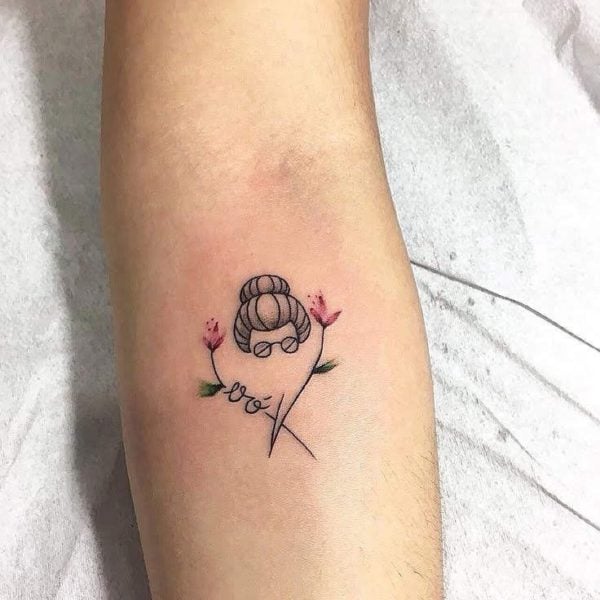 Tatuaje de una silueta femenina con flores alrededor