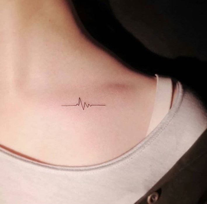 Tatuaje pequeño de una línea de vida 