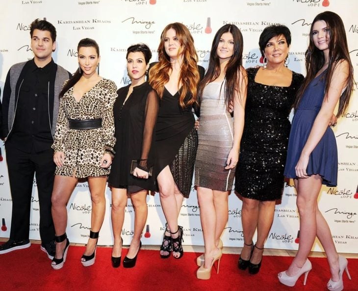 Kris Jenner junto a sus seis hijos en una alfombra roja 
