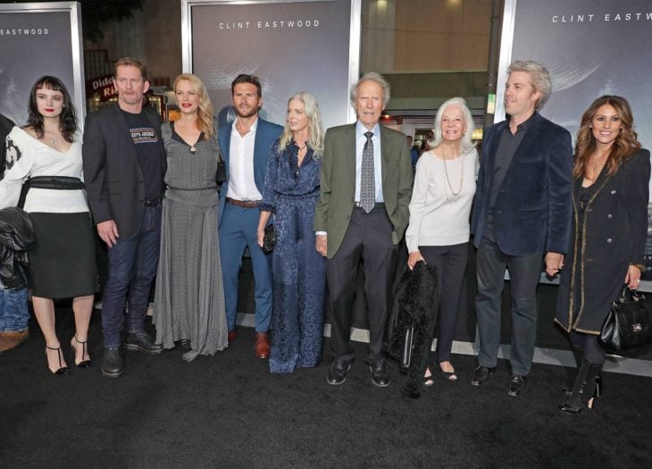 Clint Eastwood junto a sus siete hijos en una alfombra roja
