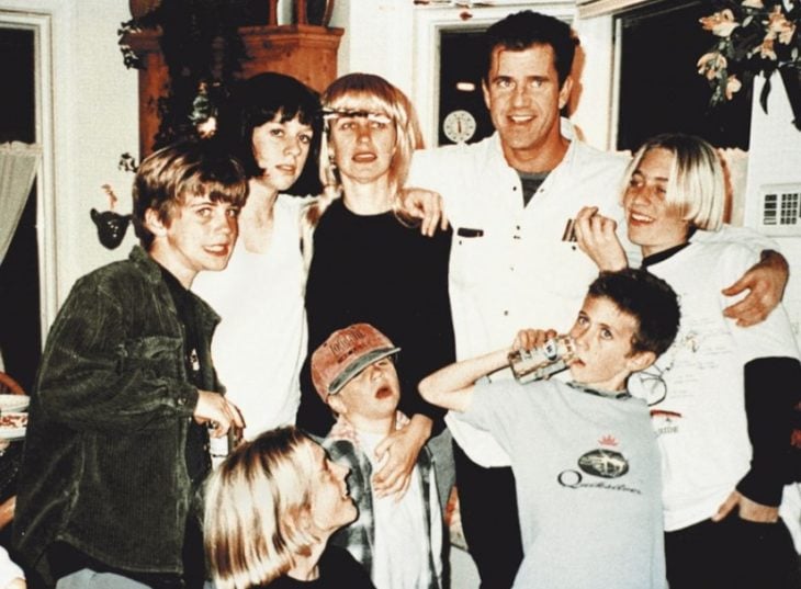 Mel Gibson junto a sus siete hijos