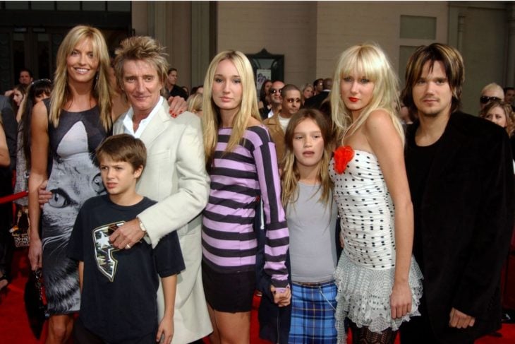 Rod Stewart junto a sus cinco hijos en una alfombra roja 