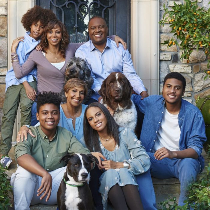 Holly Robinson junto a sus cuatro hijos frente al pórtico de su casa