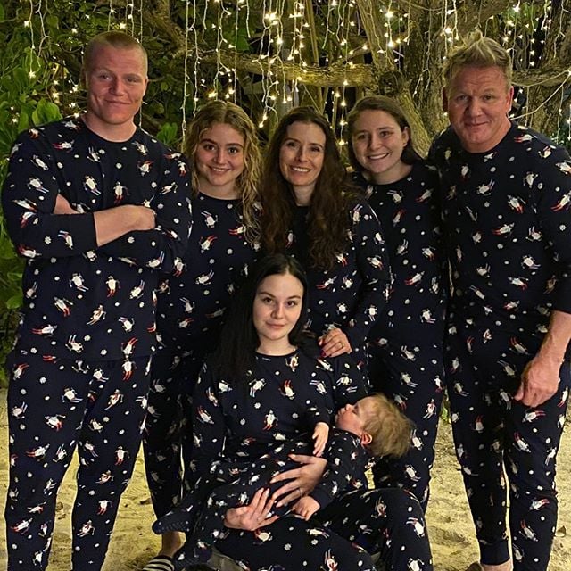 Gordon Ramsay, cheff, junto a sus cinco hijos llevando pijamas a juego