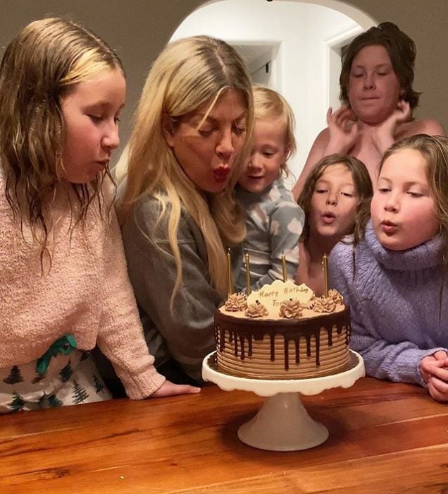 Tori Spelling junto a sus cinco hijos celebrando un cumpleaños